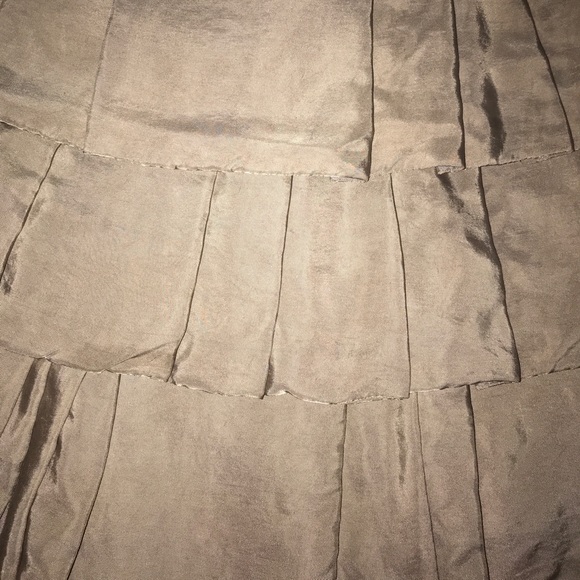 Banana Republic 3-tier satiny gray size 6 skirt - Picture 4 of 4